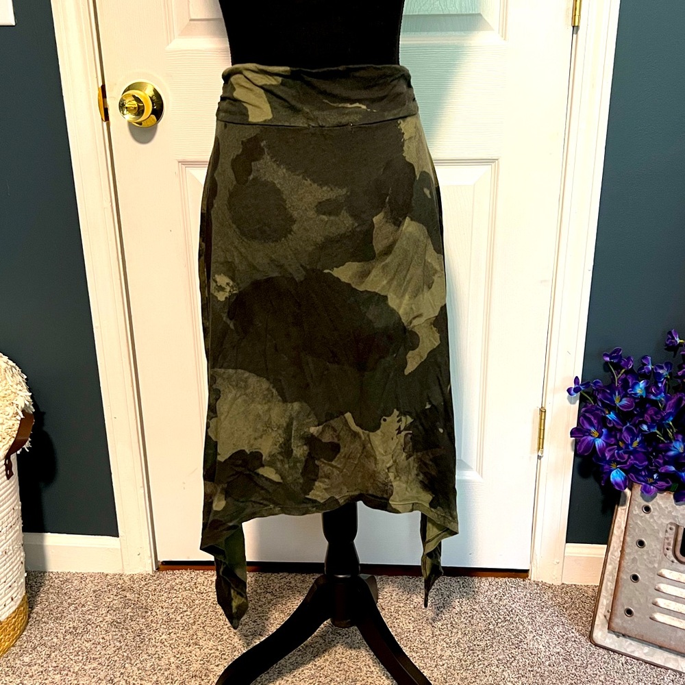 Alternative camo high-low skirt size small